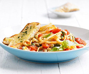 Linguine in Fresh Tomato Sauce With Garlic-Basil Toast